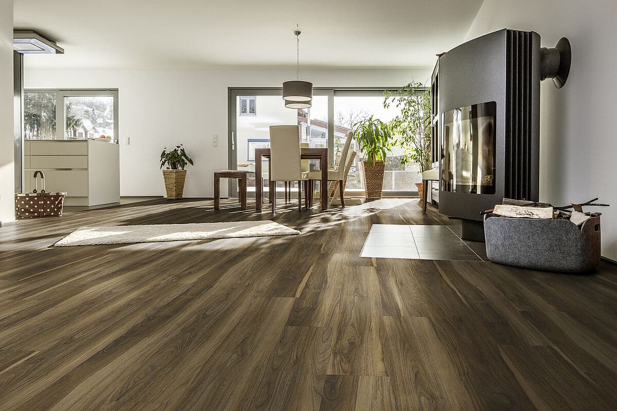 Vinylboden in warmer Holzoptik in offenem Wohnbereich